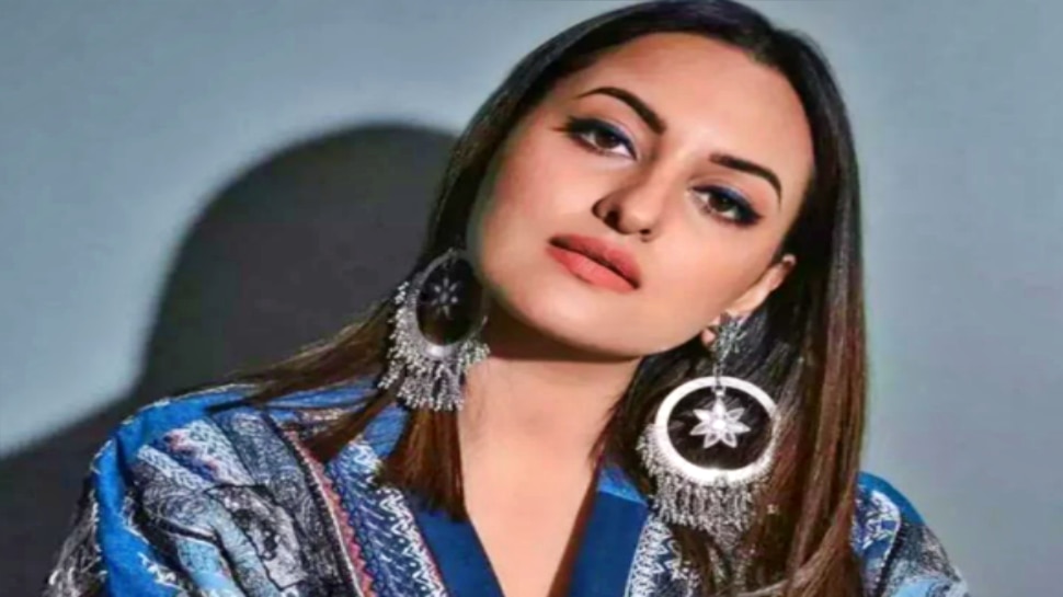 Dabangg Actress Sonakshi Sinha Non Bailable Warrant Issued In Fraud Case సోనాక్షి సిన్హాపై