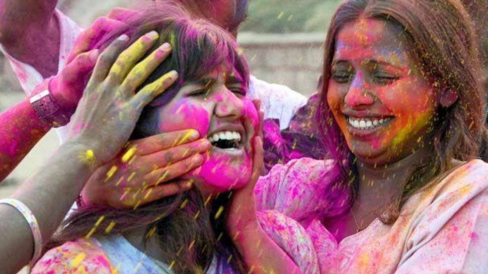 Holi Festival Precautions: ఈ అనారోగ్య సమస్యలతో బాధపడేవారు హోలీ జరుపుకోకపోవడమే మంచిది!