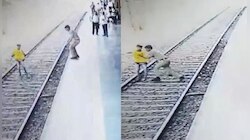 Viral Video: రైలు కింద పడబోయిన టీనేజర్.. ప్రాణాలు రిస్క్ చేసి మరీ కాపాడిన పోలీస్..