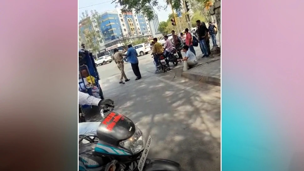 Viral Video: నడిరోడ్డులో ఈ-రిక్షా డ్రైవర్ ను కొట్టిన పోలీస్- వీడియో వైరల్!