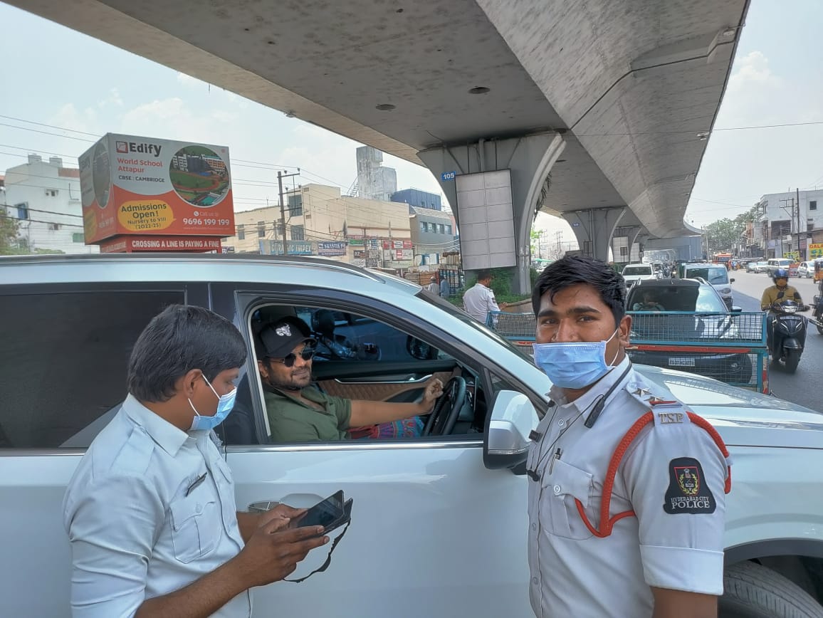 TS E Challan: మంచు మనోజ్ కారుకు బ్లాక్ ఫిలిం తొలగించి, ఫైన్ వేసిన ట్రాఫిక్ పోలీసులు