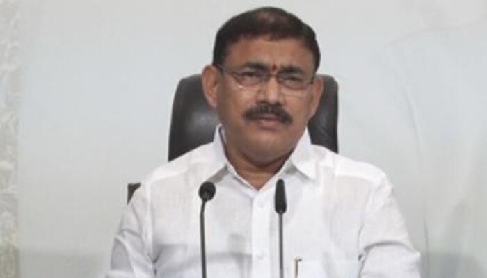 Minister Venu Gopalakrishna: వేదికపై వైవీ సుబ్బారెడ్డి ముందు మోకరిల్లిన మంత్రి వేణు గోపాలకృష్ణ... 