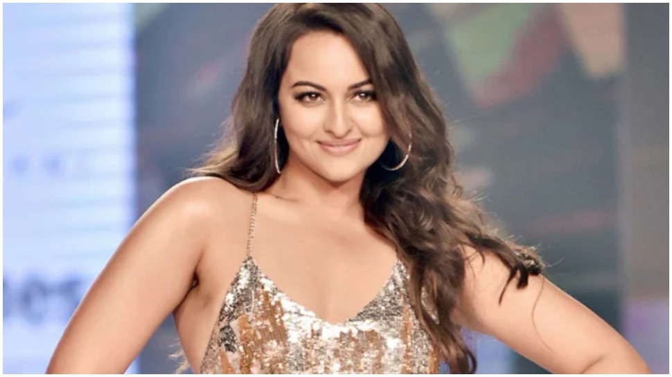 Ring On Bollywood Actress Sonakshi Sinha Finger Is Engagement Over With Zaheer Iqbla Sonakshi