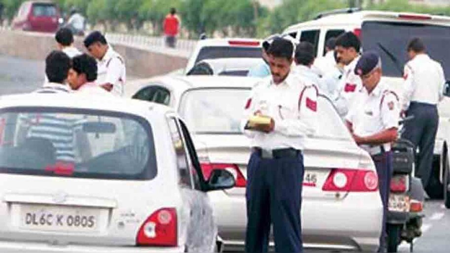 Delhi Traffic Police Challan: e-challan to a car driver for not wearing ...