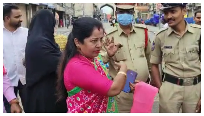 TRS BIKE RALLY: భాగ్యలక్ష్మి ఆలయానికి యోగీ.. చార్మీనార్ దగ్గర హై టెన్షన్.. టీఆర్ఎస్ ర్యాలీకి బ్రేక్ 