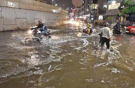 Hyderabad Rains:హైదరాబాద్ లో కుండపోత వాన.. లోతట్టు ప్రాంతాలు జలమయం.. పవర్ కట్ తో ప్రజలకు నరకం