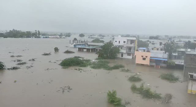 HEAVY RAINS:తెలంగాణలో కుంభవృష్ణి.. భూపాలపల్లి జిల్లాలో 347 మిల్లిమీటర్ల వర్షం.. వరదలతో  జనం అతలాకుతలం 