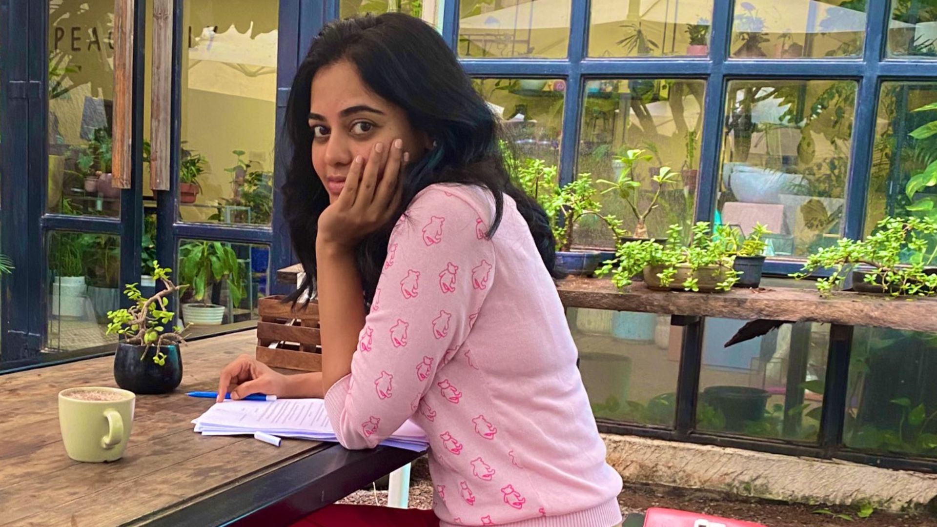 Bindu Madhavi Pics: బుక్ పట్టిన బిందు మాధవి.. అమ్మడిలో ఈ కళ కూడా ఉందా?