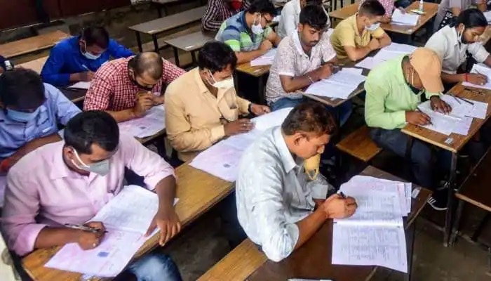 JLM Exam: జూనియర్ లైన్‌మెన్ పరీక్షలో మాస్ కాపీయింగ్... పలువురు అభ్యర్థుల అరెస్ట్..