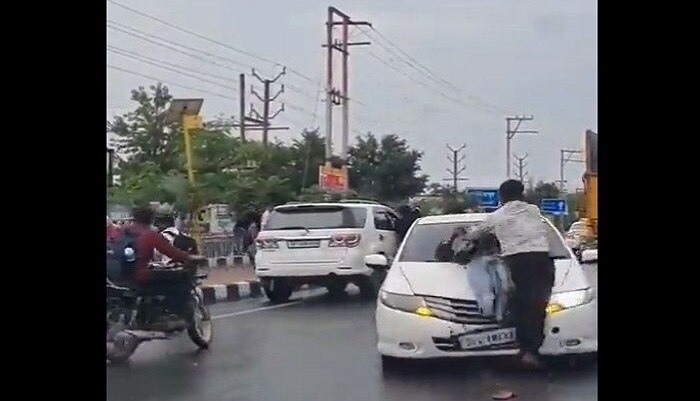 Speeding Car Hits Students: నడిరోడ్డుపై తన్నుకుంటున్న స్టూడెంట్స్‌పైకి స్పీడ్‌గా దూసుకొచ్చిన కారు