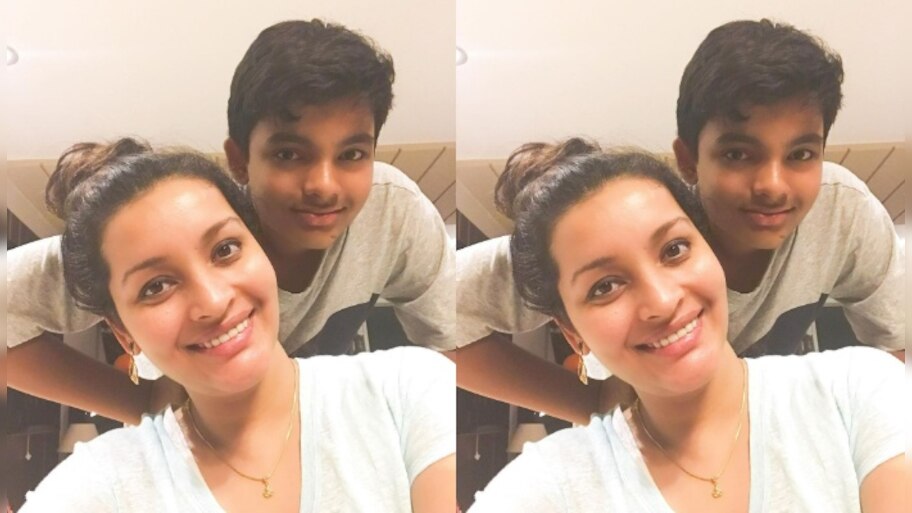 Akira Nandan Shows His Photography Talent While Renu desai in Tiger ...