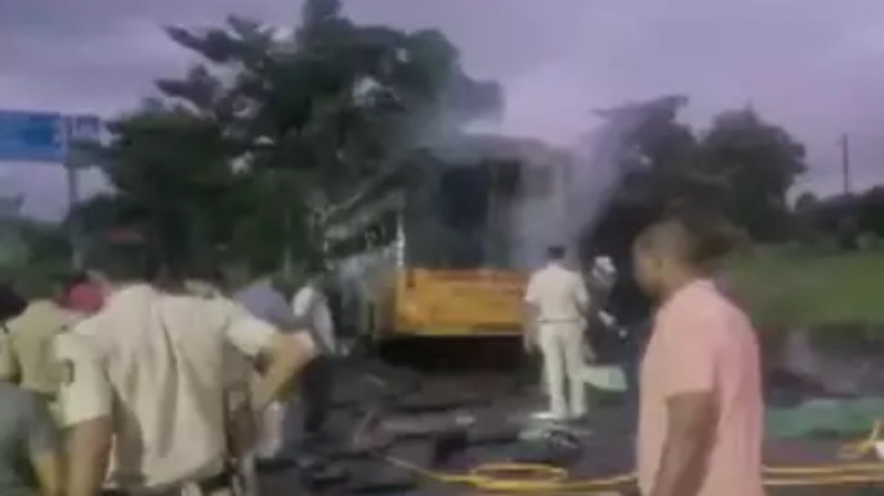 Nashik bus fire: నాసిక్‌లో ఘోర ప్రమాదం... బస్సులో చెలరేగిన మంటలు.. 10 మంది సజీవదహనం..