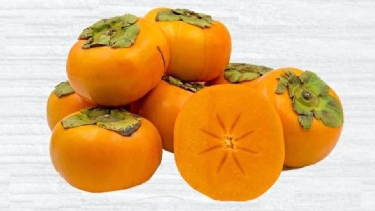 Persimmon fruit and its benefits with full of vitamins, minerals and