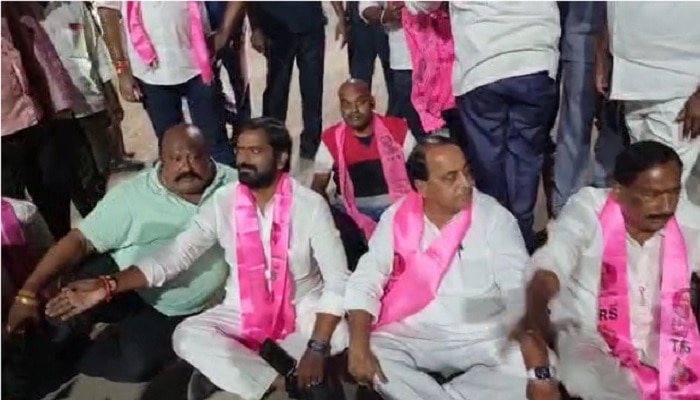 TRS MLAs Party change Deal: రోడ్డుపై బైఠాయించి మంత్రులు శ్రీనివాస్ గౌడ్, గంగుల, ఇంద్రకరణ్ రెడ్డి నిరసన