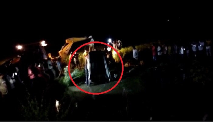 Car falls into Well: అదుపు తప్పి వ్యవసాయ బావిలో పడిన కారు