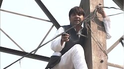 Delhi MCD Elections: టికెట్ దక్కలేదని టవర్ ఎక్కిన ఆప్‌ నాయకుడు.. వినూత్న నిరసన 