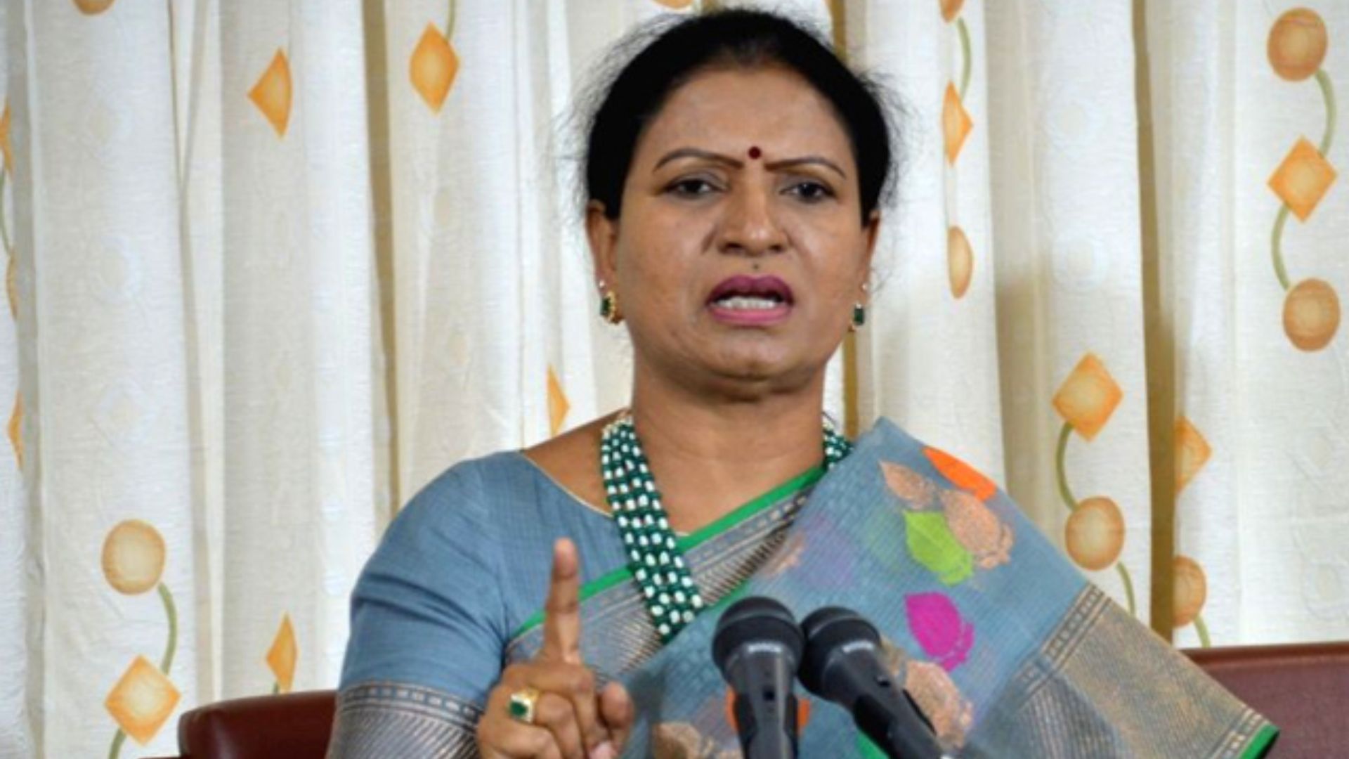 DK Aruna says BJP MP Dharmapuri Aravind family is under threat from TRS |  ఎంపీ అరవింద్‌ కుటుంబానికి ప్రాణహాని ఉంది.. కవితపై కేసు నమోదు చేయాలి: డీకే  అరుణతెలంగాణ News in Telugu