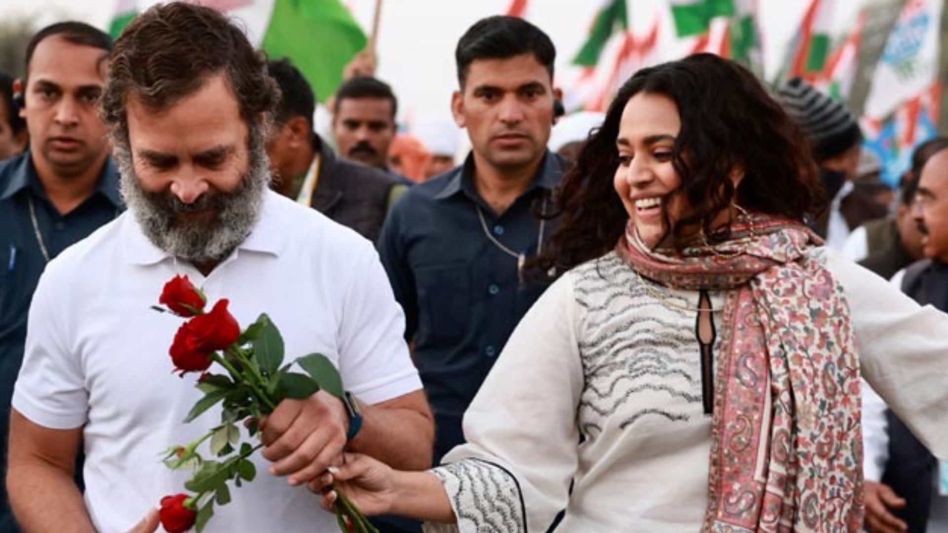 Rahul Gandhi-Swara Bhasker: రాహుల్‌ గాంధీ పాదయాత్రలో మరో సినీనటి సందడి.. నడిరోడ్డుపై రోజాపూలు ఇస్తూ..!