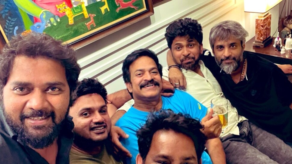 Brahmaji Drinking Party : మందు పార్టీ.. ఫుల్ చిల్ అవుతున్న డైరెక్టర్లు.. బ్రహ్మాజీ చేతిలో బీరు!