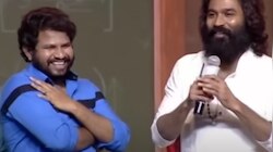 Dhanush - Hyper Aadi : హైపర్ ఆది ఎందుకు ఫేమస్ అయ్యాడో తెలీదన్న ధనుష్.. స్టేజ్ మీదే కాళ్లు మొక్కేసిన కమెడియన్