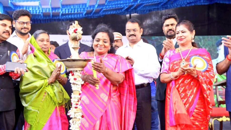 Tamilisai Soundararajan: కిందపడిపోయిన గవర్నర్ తమిళిసై.. ఇదే బ్రేకింగ్ న్యూస్ అంటూ కామెంట్