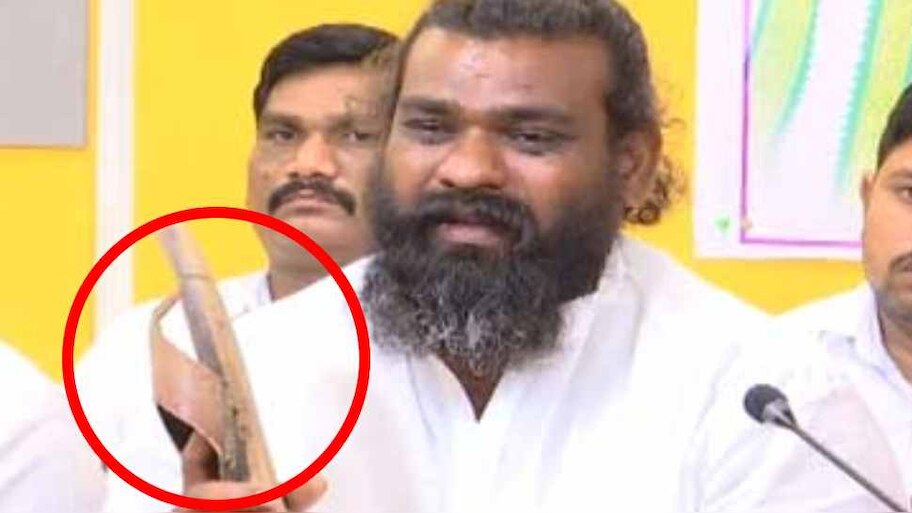 YSRCP Sarpanch slap: చెప్పుతో చెంపలు వాయించుకున్న వైసీపీ సర్పంచ్.. అసలు ఏమైందంటే?