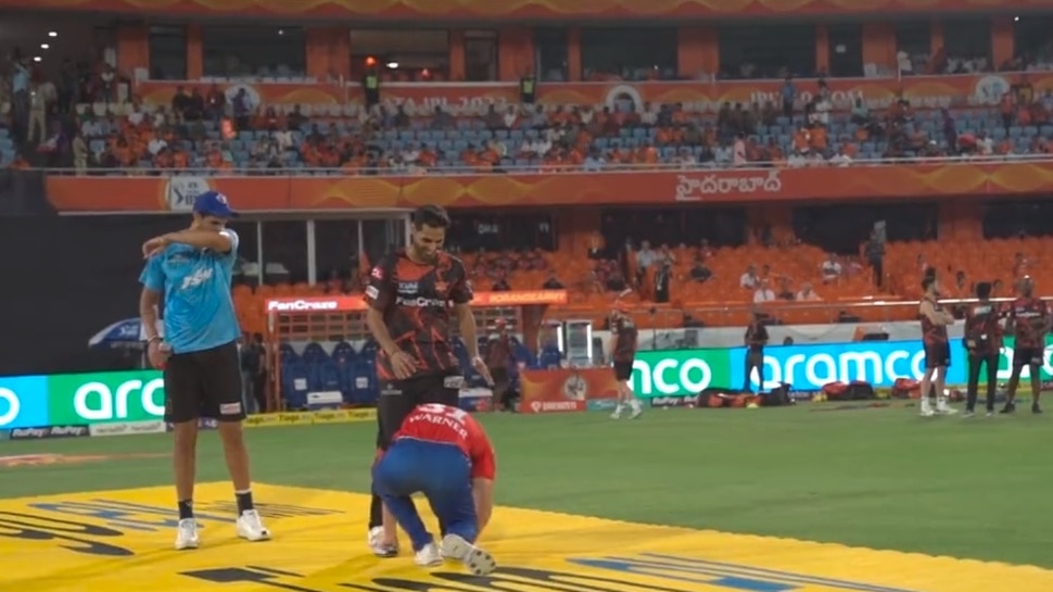 SRH Vs DC Highlights: ఇంట్రెస్టింగ్ సీన్.. భువనేశ్వర్ కాళ్లు పట్టుకున్న డేవిడ్ వార్నర్..!