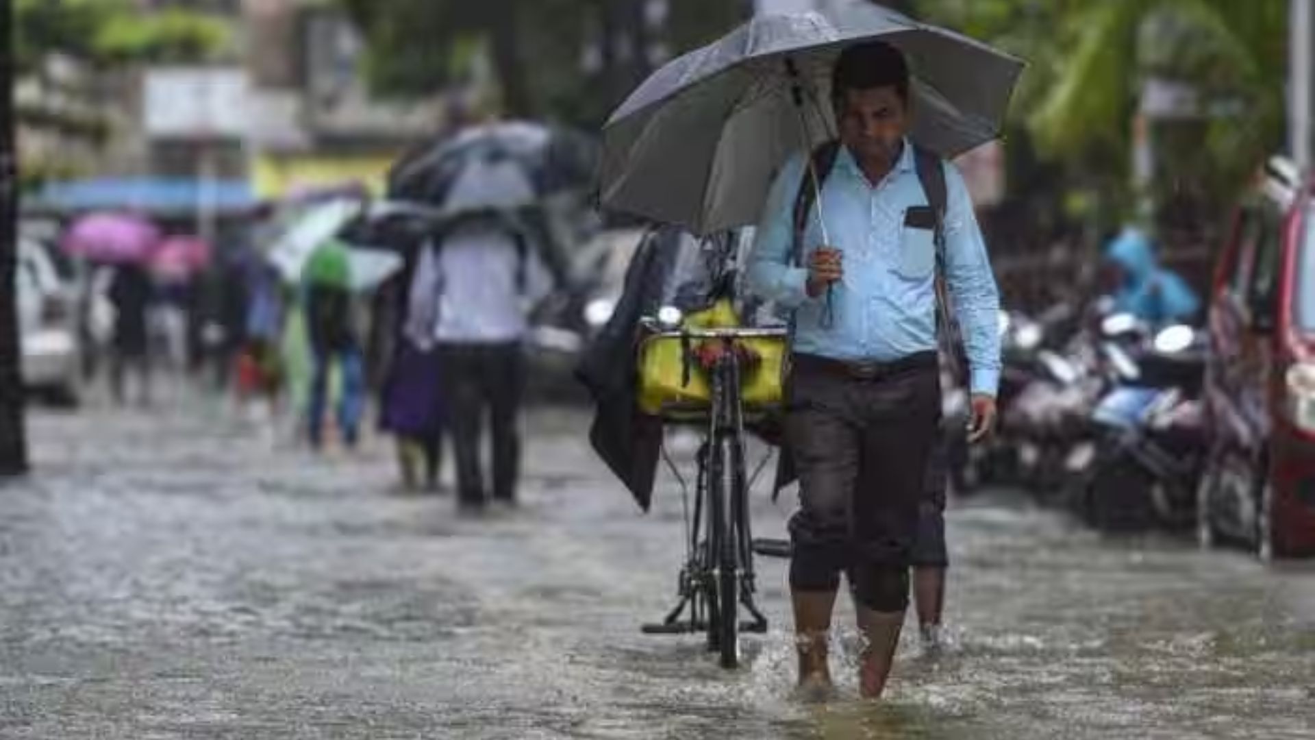 Weather Report: హైదరాబాద్ అతలాకుతలం.. మొన్నటి వరకు ఎండలు ఇప్పుడు లోతట్టు ప్రాంతాలు జలమయం