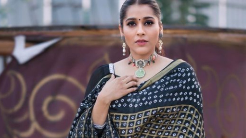 Rashmi Gautam : కుక్కలు కరిస్తే గోల చేస్తున్నారు కానీ వాటిని మీరేమైనా చేయొచ్చా?.. మండిపడ్డ యాంకర్ రష్మీ