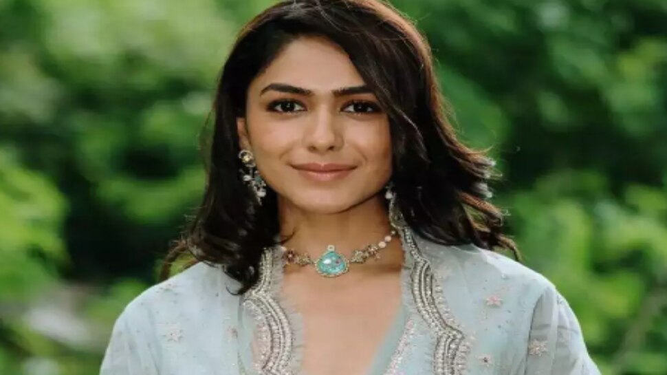 HBD Mrunal Thakur: నాని &#039;హాయ్‌ నాన్న&#039; నుంచి మృణాల్ ఫస్ట్ లుక్ అదిరింది..!