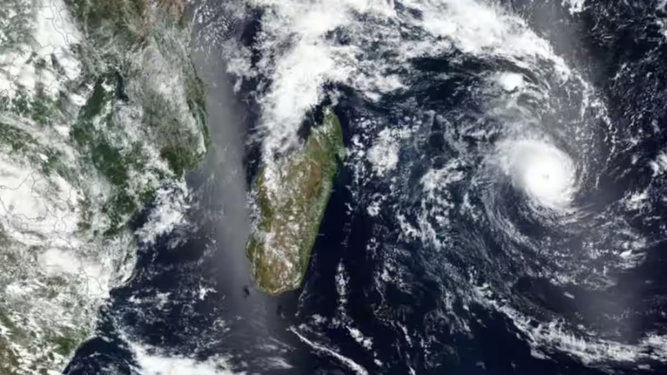 Hamoon cyclone hamoon Latest Updates imd Alerts cyclone hamoon intensifies ...