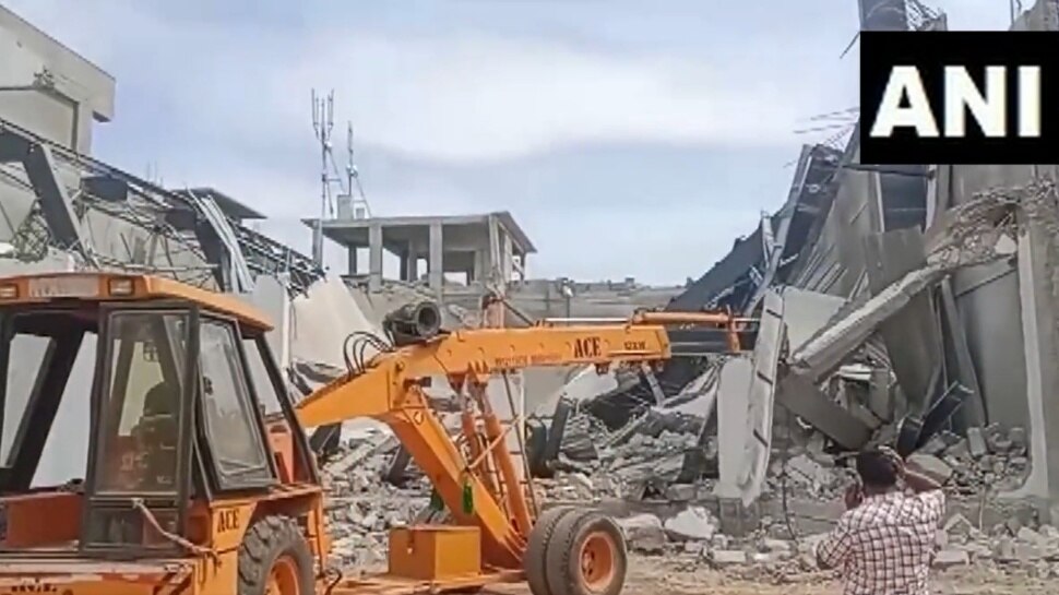 Indoor Stadium Collapsed: కుప్పకూలిన ఇండోర్ స్టేడియం.. ఇద్దరు మృతి, 12 మందికి గాయాలు