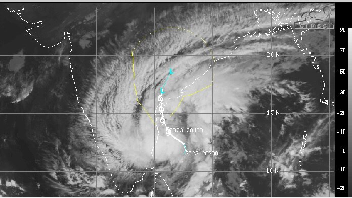 Michaung Cyclone Alert: ఏపీలో మిచౌంగ్ తుపాను బీభత్సం, జిల్లాల్లో రెడ్, ఆరెంజ్, ఎలర్ట్ జారీ