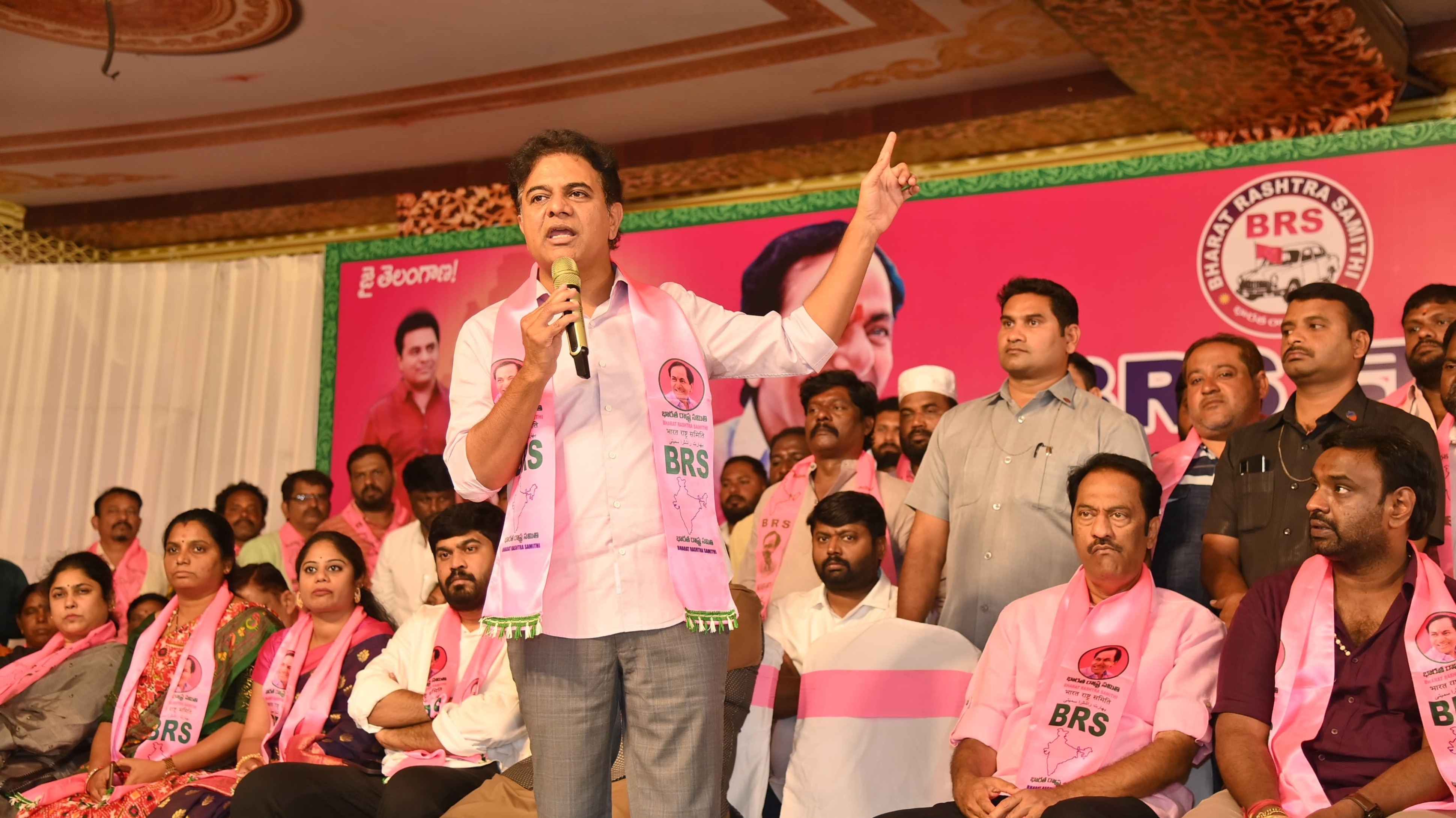 KTR Auto Journey: ఆటోలో ప్రయాణించిన కేటీఆర్‌.. కాంగ్రెస్‌, బీజేపీలను ఓడించాలని పిలుపు