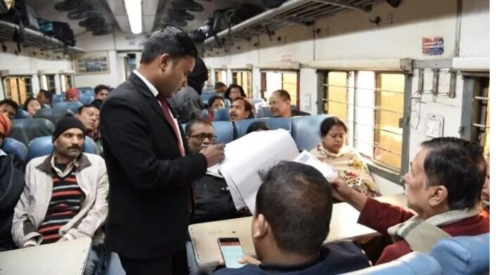 Indian Railway Rules: టికెట్ ఉన్నా సరే రైల్వే టీటీ మిమ్నల్ని రైల్లోంచి దింపేయగలడు