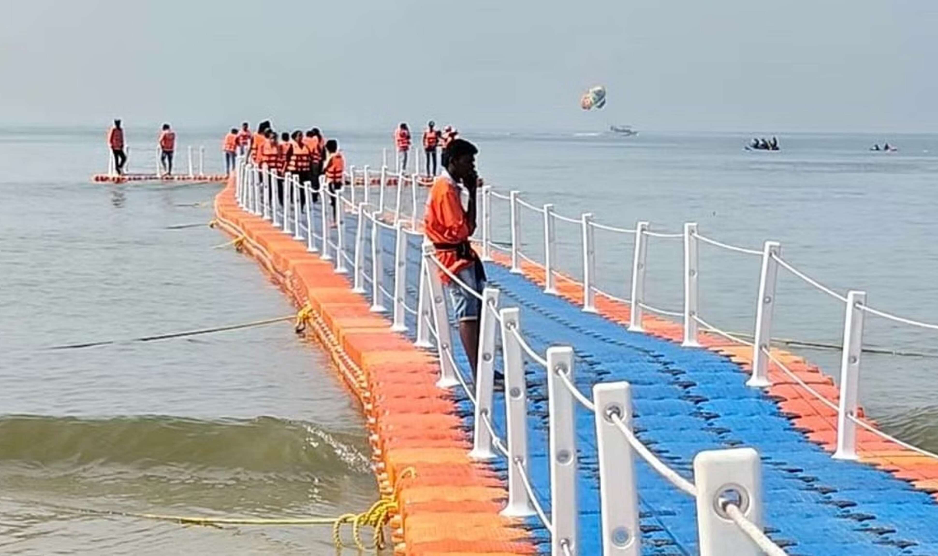 Floating Bridge: లేదు లేదు &#039;తేలియాడే వంతెన&#039; కొట్టుకుపోలే.. మేమే దాన్ని విడదీశాం