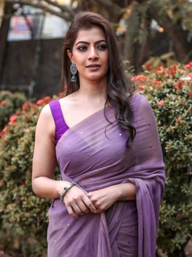 Varalaxmi sarath kumar engagement pics make her fans fall in love vn |  Varalaxmi: వరలక్ష్మి శరత్ కుమార్ నిశ్చితార్థం ఫోటోలు.. వైట్ శారీలో  మెరిసిపోయిన జయమ్మ] News in Telugu