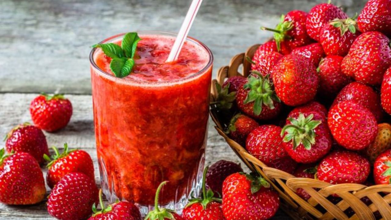 Strawberry Health Benefits: రుచికరమైన  స్ట్రాబెర్రీ రసం తయారీ విధానం!