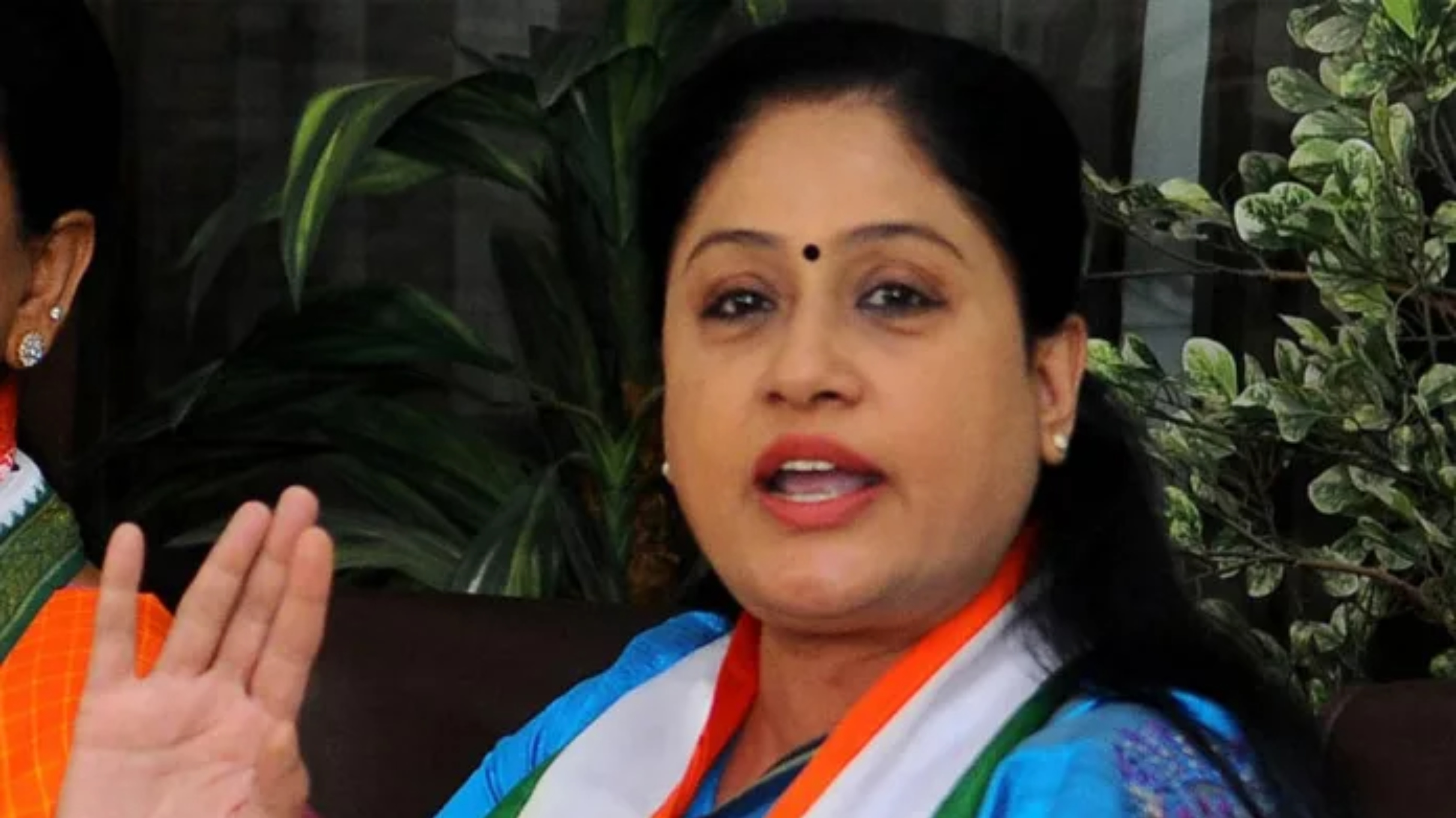 Vijayashanthi: విజయశాంతి ఎక్కడా? ప్రచారంలో కానరాని రాములమ్మ.. రాజకీయాలకు గుడ్బై చెప్పారా? Vijayashanthi: విజయశాంతి ఎక్కడా? ప్రచారంలో కానరాని రాములమ్మ.. రాజకీయాలకు గుడ్బై చెప్పారా?
