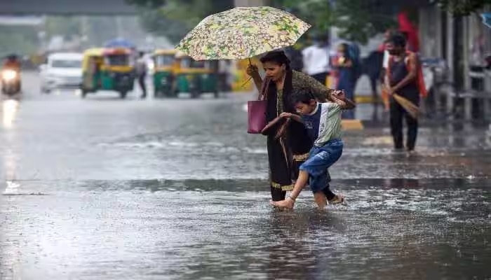 Heavy Rains: ఈ జిల్లాలకు ఐఎండీ హెచ్చరిక, రానున్న 4 రోజులు ఉరుములు మెరుపులతో భారీ వర్షాలు Heavy Rains: ఈ జిల్లాలకు ఐఎండీ హెచ్చరిక, రానున్న 4 రోజులు ఉరుములు మెరుపులతో భారీ వర్షాలు