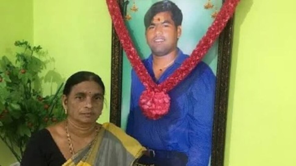 Martyr Srikantha Chary: బీఆర్ఎస్ కు వరుస షాకులు.. కాంగ్రెస్ కండువ కప్పుకున్న శ్రీకాంతా చారీ తల్లి.. 