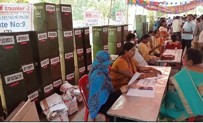 AP Election Arrangements: ఏపీ ఎన్నికలకు అంతా సిద్ధం, ఓటర్లు ఎంతమంది, ఎన్ని పోలింగ్ కేంద్రాలు AP Election Arrangements: ఏపీ ఎన్నికలకు అంతా సిద్ధం, ఓటర్లు ఎంతమంది, ఎన్ని పోలింగ్ కేంద్రాలు