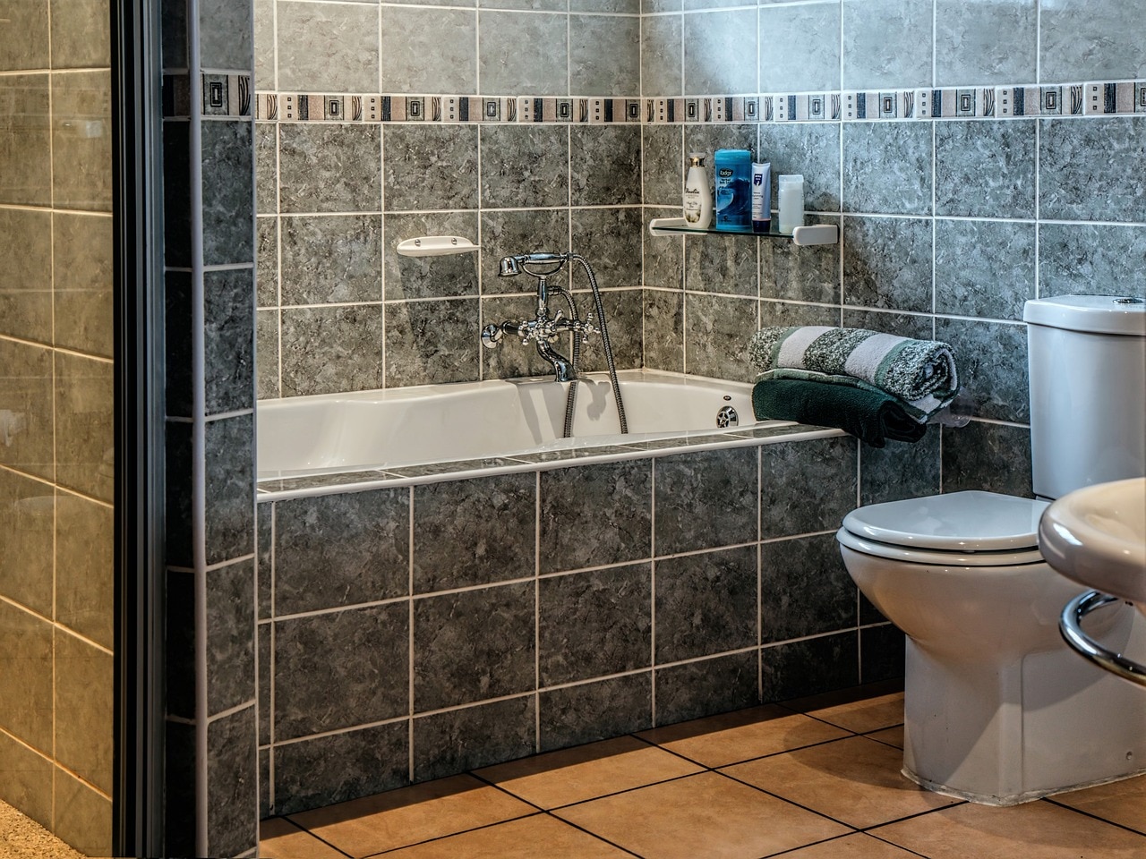 Attached Bathroom: మీ ఇంట్లో అటాచ్డ్ బాత్రూమ్ ఉందా? ఈ తప్పులు చేయకండి ఇబ్బందుల్లో పడతారు! Attached Bathroom: మీ ఇంట్లో అటాచ్డ్ బాత్రూమ్ ఉందా? ఈ తప్పులు చేయకండి ఇబ్బందుల్లో పడతారు!