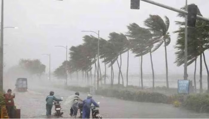 AP Weather Forecast: ఏపీకు తుపాను ముప్పు లేనట్టే, బంగ్లాదేశ్ దిశగా అల్పపీడనం AP Weather Forecast: ఏపీకు తుపాను ముప్పు లేనట్టే, బంగ్లాదేశ్ దిశగా అల్పపీడనం