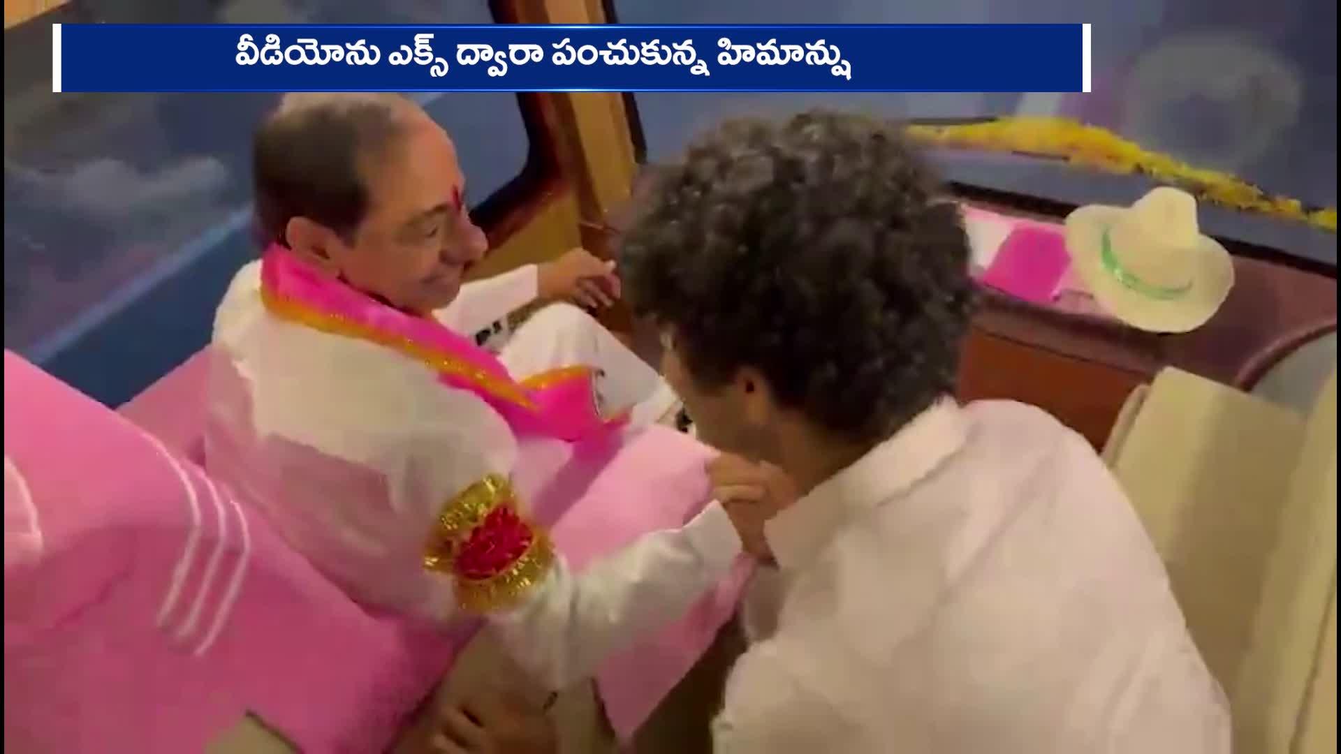 Himanshu Rao Surprise To Former CM KCR In Bus Yatra Video Goes To Viral Rv