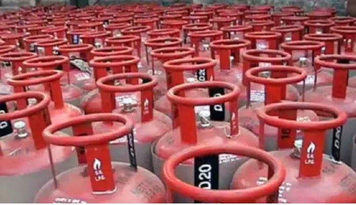 LPG Gas Cylinder Price Cut: 69.50 రూపాయలు తగ్గిన గ్యాస్ సిలెండర్ ధర, కొత్త ధరలు ఇలా