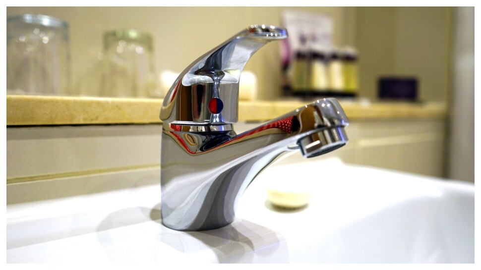 How to Clean bathroom and kitchen sink taps with lemon vinegar and