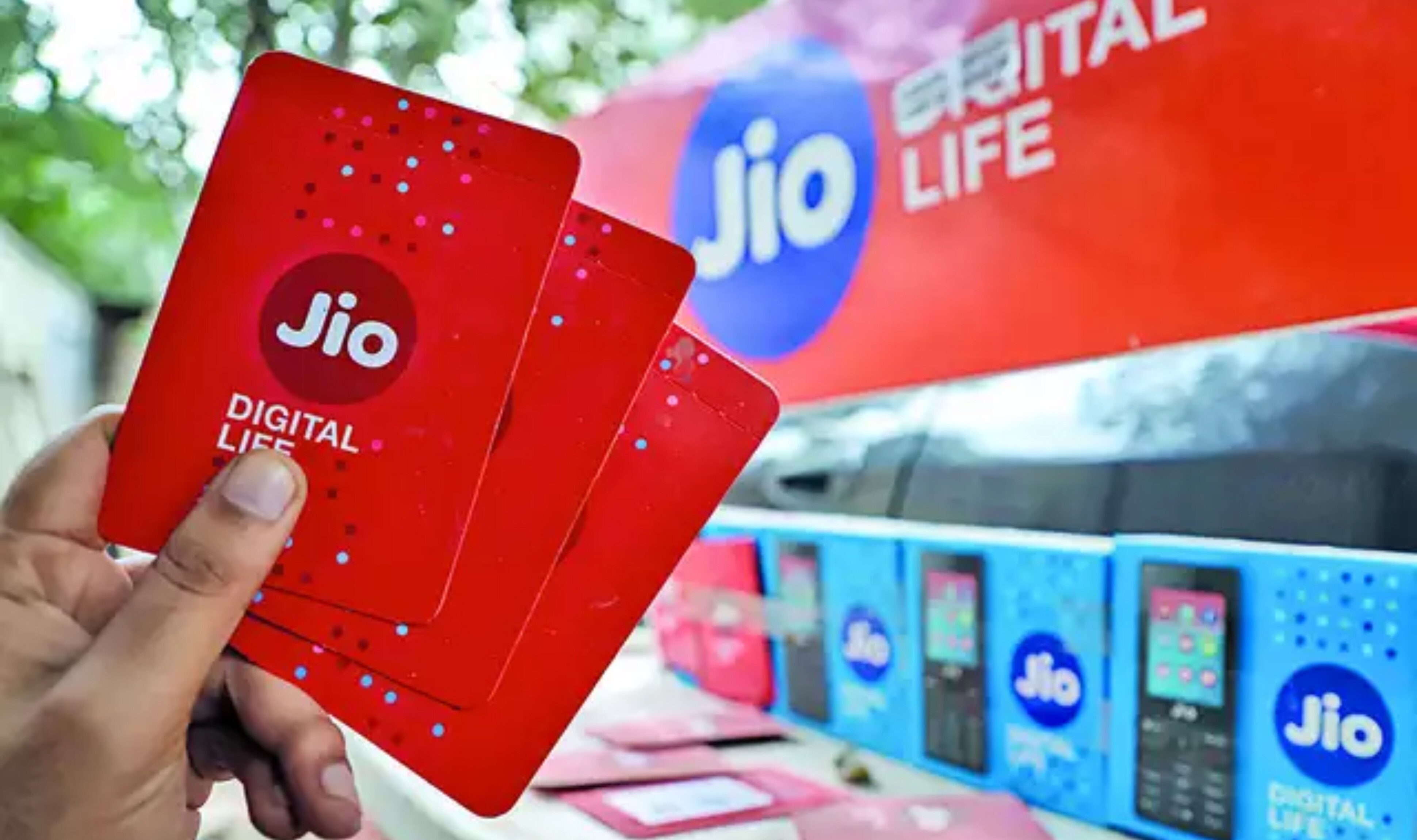 Jio Hikes Tariff: కస్టమర్లకు జియో భారీ షాక్‌.. ఊహించని రీతిలో అన్నీ రేట్లు భారీగా పెరుగుదల