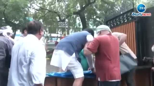 SP MP Ram Gopal Yadav: Ram Gopal Gets A Lift From Supporters Due To Severe Waterlogging In Delhi 