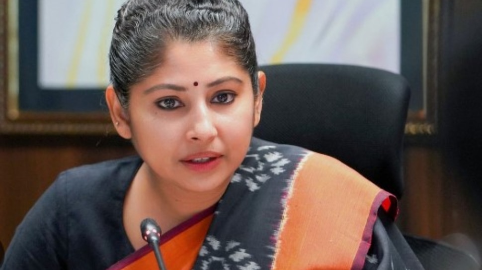 Smita Sabharwal: చిక్కుల్లో ఐఏఎస్  స్మితా సబర్వాల్.. వివాదాస్పద వ్యాఖ్యలపై పోలీసు స్టేషన్ లో ఫిర్యాదు..